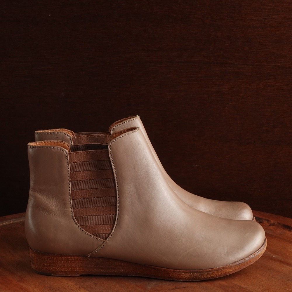 Kork Ease Chelsea Boots WMS SZ 7.5 Beige Leather Ankle Boho Granola Cottagecore